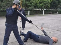 日本造了一款新型防暴叉 能让小姑娘干翻彪形大汉