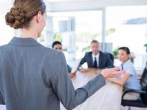 公司招85名员工全是骗子 招群演扮客户假装上班