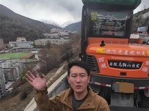 安徽小伙开挖掘机去西藏:时速20公里 一路填坑修路