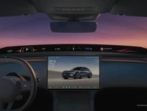 小米 YU7 天际屏全景显示系统亮相