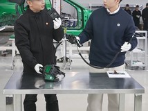 雷军直播拆解小米YU7:揭秘门锁安全设计