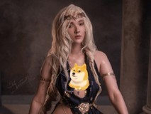 乌克兰美女COS永恒女王玛莉卡高衩礼服展优雅气质