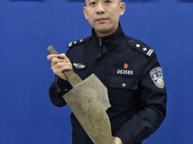 湖州老人河道拾获千年青铜句鑃,主动上交获赞