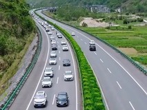 为何高速路夜间不设路灯?反光设施+车灯已成安全标配