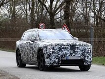 劳斯莱斯首款纯电SUV路试曝光:分体式引擎盖+复古设计+530km续航