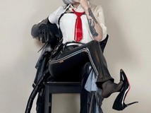 COSER@lunara_fawn惊艳演绎鸣潮赞妮写真