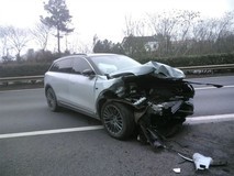 过度依赖辅助驾驶致事故 高速行车安全警钟长鸣