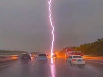 浙江高速现罕见雷击事件,车辆成法拉第笼保安全