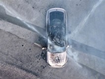 大理喜洲古镇停车场新能源车突发起火