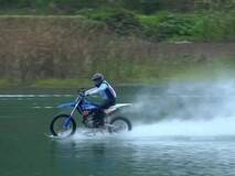 湖南麻阳水面创纪录:张雪驾改装摩托滑行40.74公里破吉尼斯世界纪录