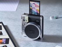 富士instax mini 99™新色经典银上市:灼灼流光,显影年华