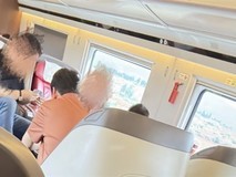 动车商务座乘客打牌喧哗引争议,旅客呼吁细化行为规范