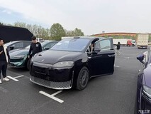智界V9亮相北京车展:华为增程MPV续航超1250km,搭载DLP大灯与后轮转向