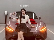 小米SU7女车主穿JK求合影引热议