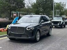 2025年神秘豪车实车曝光 外观神似宾利添越引争议