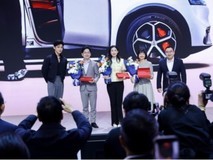 白敬亭惊喜现身北京车展问界展台,助阵问界M6首批车主交付