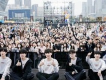 Theshy晒粉丝见面会合影致谢支持