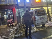 五菱之光紧急避让闯入电动车,全家惊魂一刻化险为夷