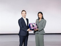 腾势D9二代全球首批交付,珠宝设计师万宝宝成为首位车主