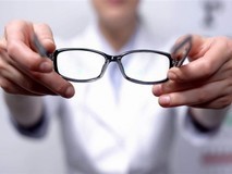 近视防控新知:控糖、忌侧卧玩手机、践行20-20-20用眼法则