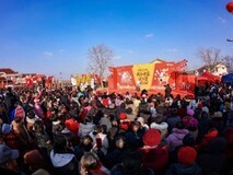 刘强东第十二年回乡办村晚:百米车队送年货,父母温情助阵暖人心