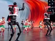 AI大模型机器人二登春晚!理想/微美全息加码人形机器人多场景协同未来可期