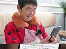 大屏AI手机有多实用?开箱刘强东送光明村村民的“神秘年货”