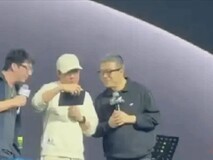 王自如雷鸟年会现金发奖翻倍,亲递现金+黄金工牌引爆职场热议