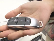 嘉兴沈女士退货误寄奔驰车钥匙,重配费约六千元引热议