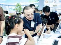 2026年科大讯飞AI学习机一周内连续亮相两大顶级展会