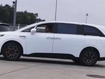 享界V8实车曝光:圆润设计+纯电/增程双路线,瞄准30万家庭MPV市场