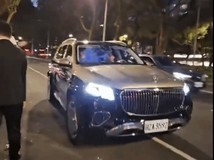 黄仁勋访台坐300万迈巴赫GLS引热议,身家1590亿美元居全球第八