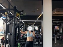 余霜产后迅速恢复自律锻炼,晒居家整理照并晒出孕讯后首度公开状态