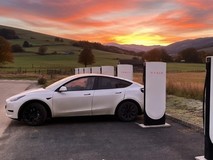 特斯拉连续四年登顶美国品牌忠诚度榜首,Model 3复购率达72.8%