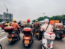 摩托大军春运返程:风霜中的执着远征与时代变迁下的温情坚守