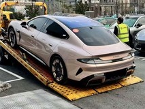 小米SU7新一代流金粉实车曝光:800V超充+900km续航,22.99万起预售