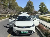 八年纯电车主实证:电池未衰减、成本远低于燃油车