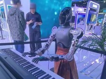 钢琴机器人灵巧手演绎北京欢迎你亮相2026北京科博会