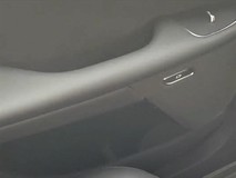 电动轿车碰撞起火致乘客遇难,隐藏式门把手应急设计引安全质疑