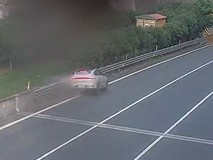 温州高速智能辅助驾驶事故警示:分心拾物致失控,驾驶员担全责