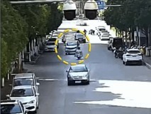 面包车坡道未拉手刹自行滑行百米精准入位,警方提醒规范驻车