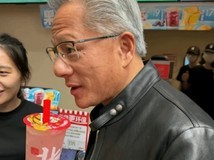 黄仁勋南锣鼓巷买蜜雪冰城引热议,品牌借势推同款蜜桃四季春