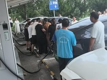 国庆中秋新能源车出行高峰将至 充电需求激增多地迎挑战