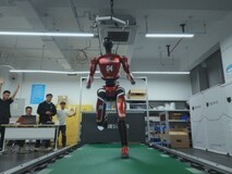 镜识科技金永斌受邀亮相韩国KBS纪录片,以机器人Bolt诠释中国科创硬实力