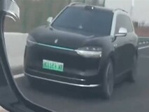 内蒙古高速服务区两辆问界M9互开乌龙,上演现实版错车记