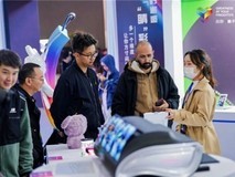 会“弯腰”的大屏?维信诺联合康宁给出车载显示新答案