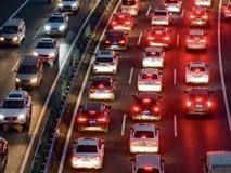 国庆出行高峰现鸳鸯锅拥堵 自驾超18亿人次安全需警惕