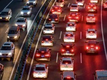 国庆出行高峰致高速鸳鸯锅拥堵 自驾安全需谨记