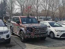 红旗首款新能源硬派SUV1927路试曝光,融合复古设计与三把锁越野性能