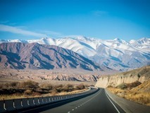 2025十一黄金周首日迎出行高峰 自驾返乡21小时抵达引热议